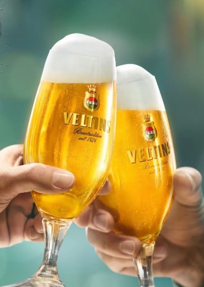 Brindis con dos copas de Veltins