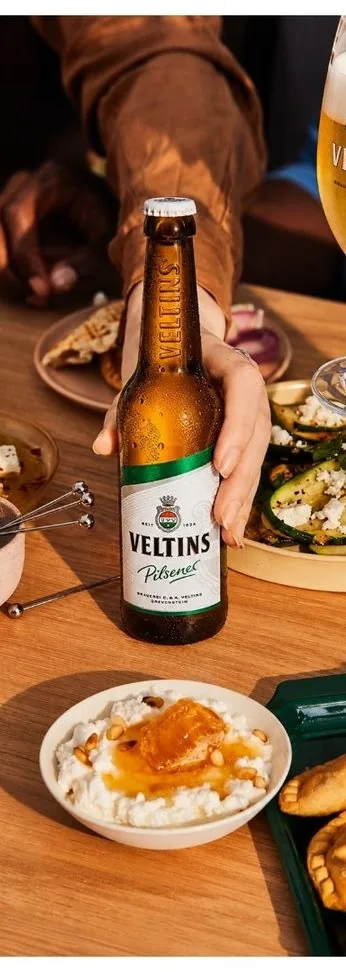 Veltins Pilsener acompañando una comida