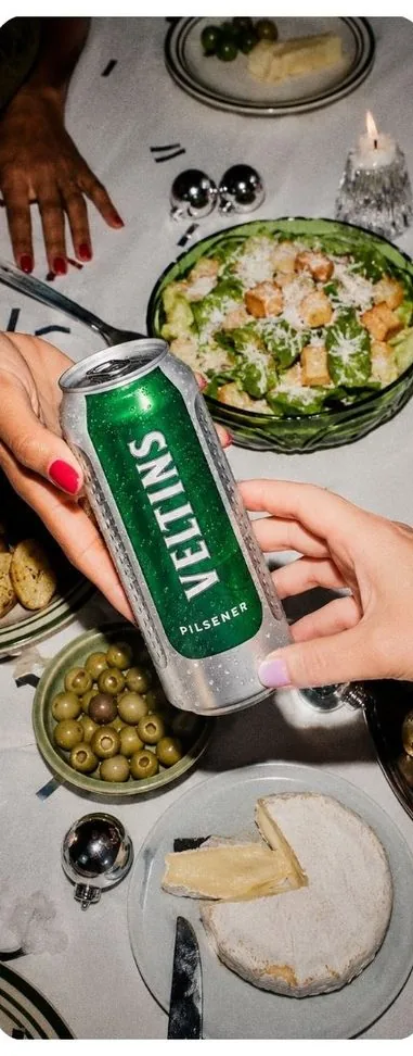 Veltins en lata en una mesa compartida